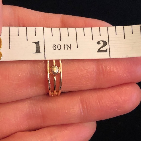 Elegant Gold-Tone Women's Ring - Picture 7 of 8